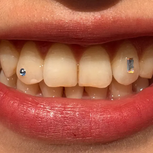 Detalle de los dos cristales: uno redondo azul y otro rectangular